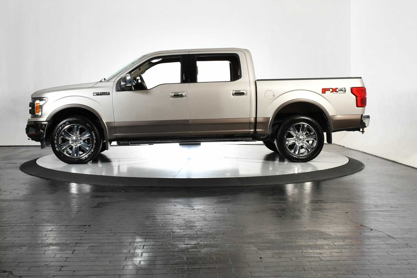 Used 2018 White Gold/Stone Gray Ford LARIAT image 2