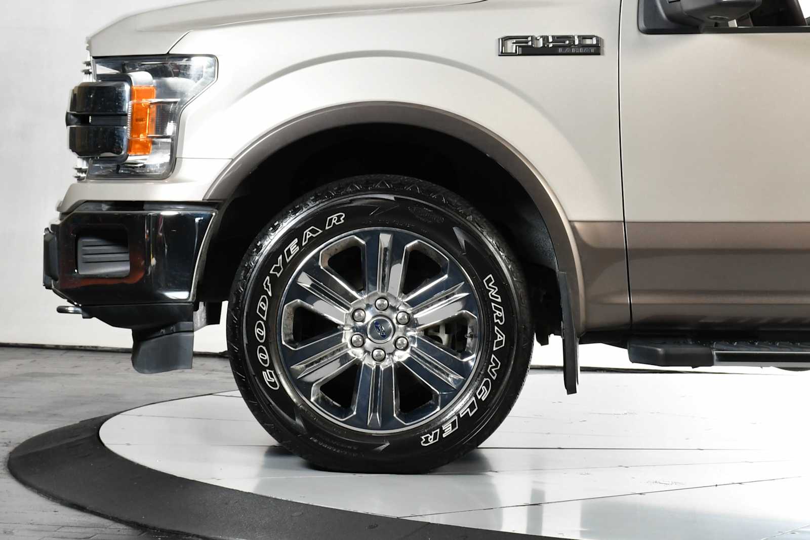 Used 2018 White Gold/Stone Gray Ford LARIAT image 10
