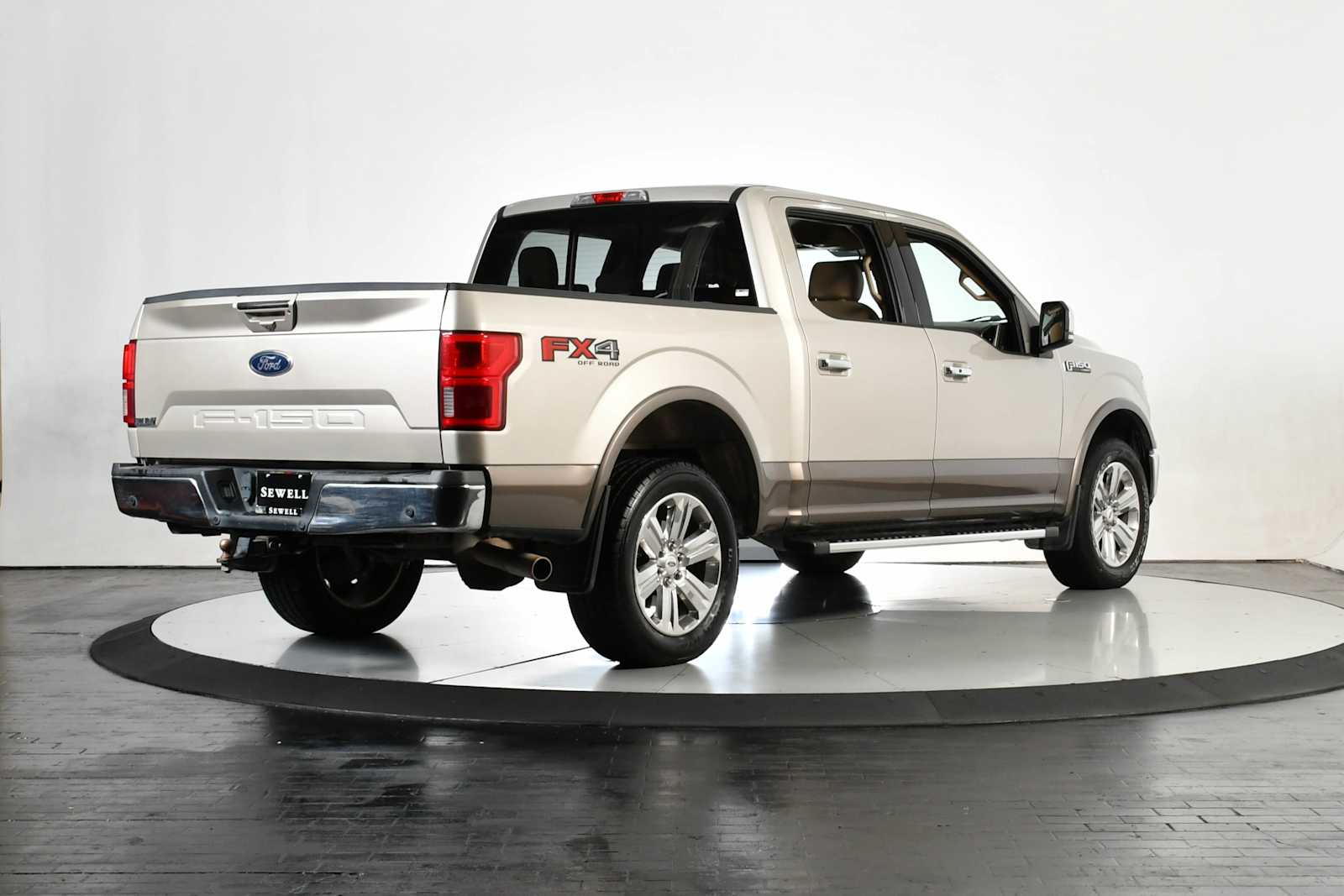 Used 2018 White Gold/Stone Gray Ford LARIAT image 6