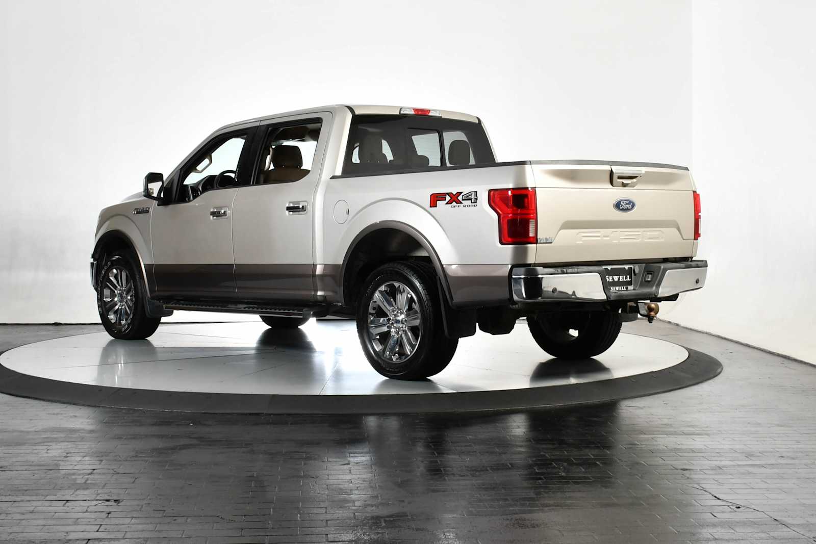 Used 2018 White Gold/Stone Gray Ford LARIAT image 4