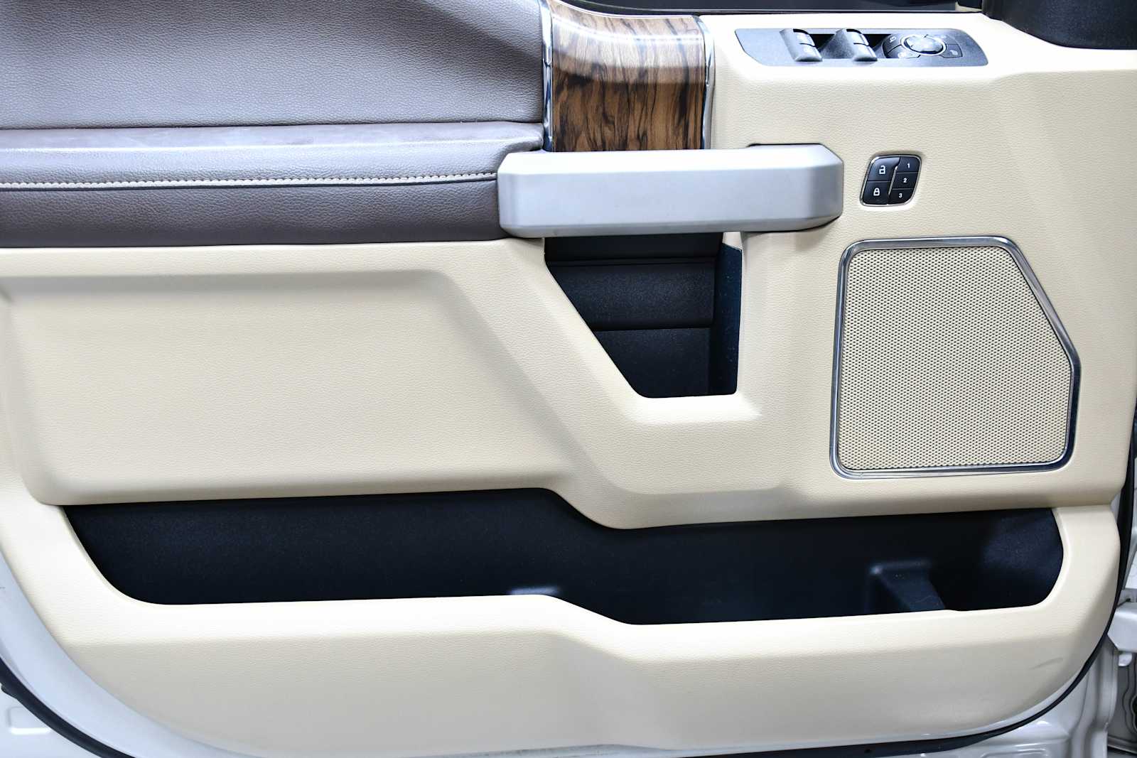 Used 2018 White Gold/Stone Gray Ford LARIAT image 13
