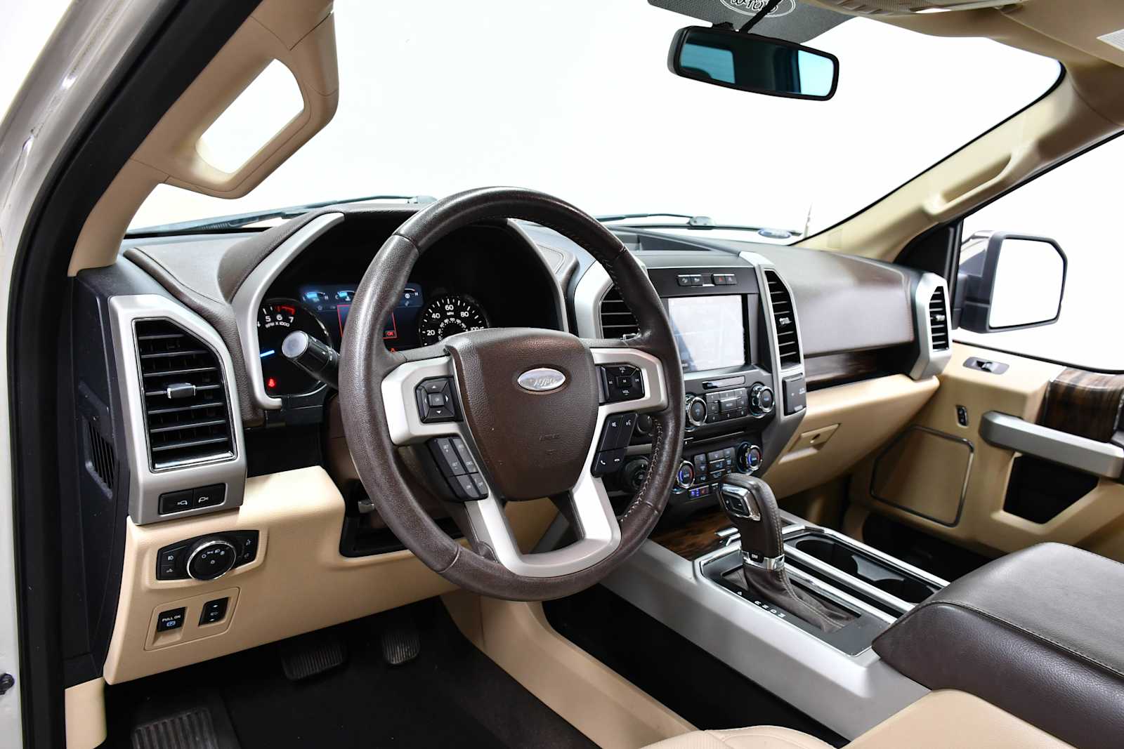 Used 2018 White Gold/Stone Gray Ford LARIAT image 16