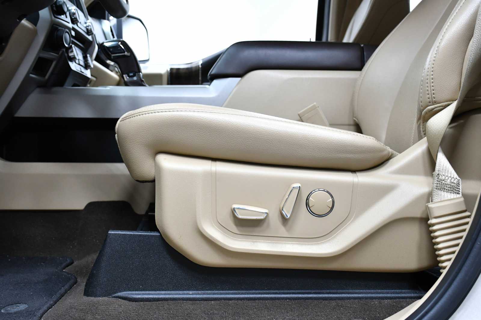Used 2018 White Gold/Stone Gray Ford LARIAT image 14