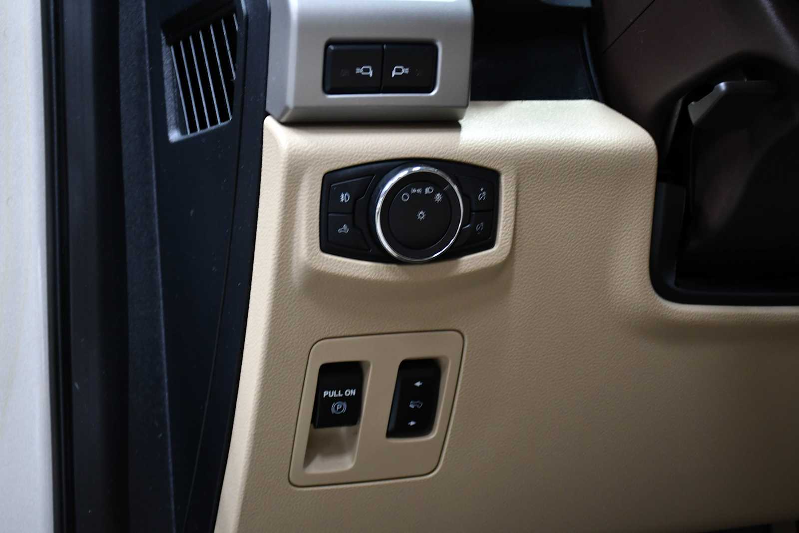Used 2018 White Gold/Stone Gray Ford LARIAT image 15