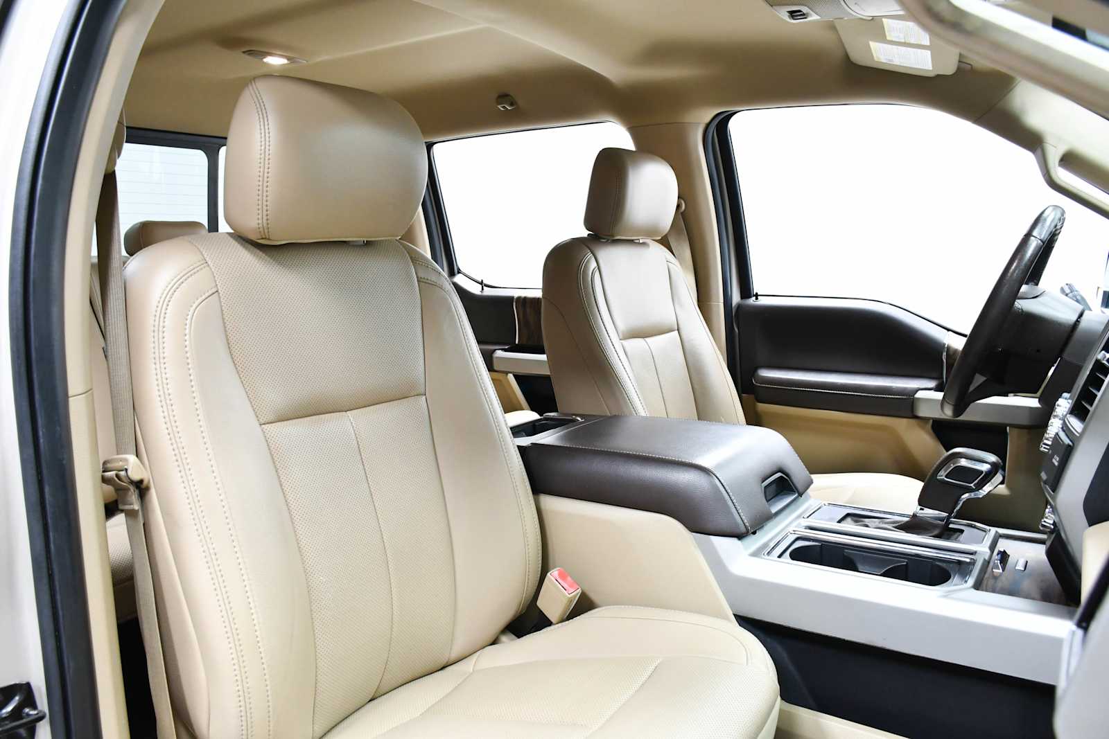 Used 2018 White Gold/Stone Gray Ford LARIAT image 25
