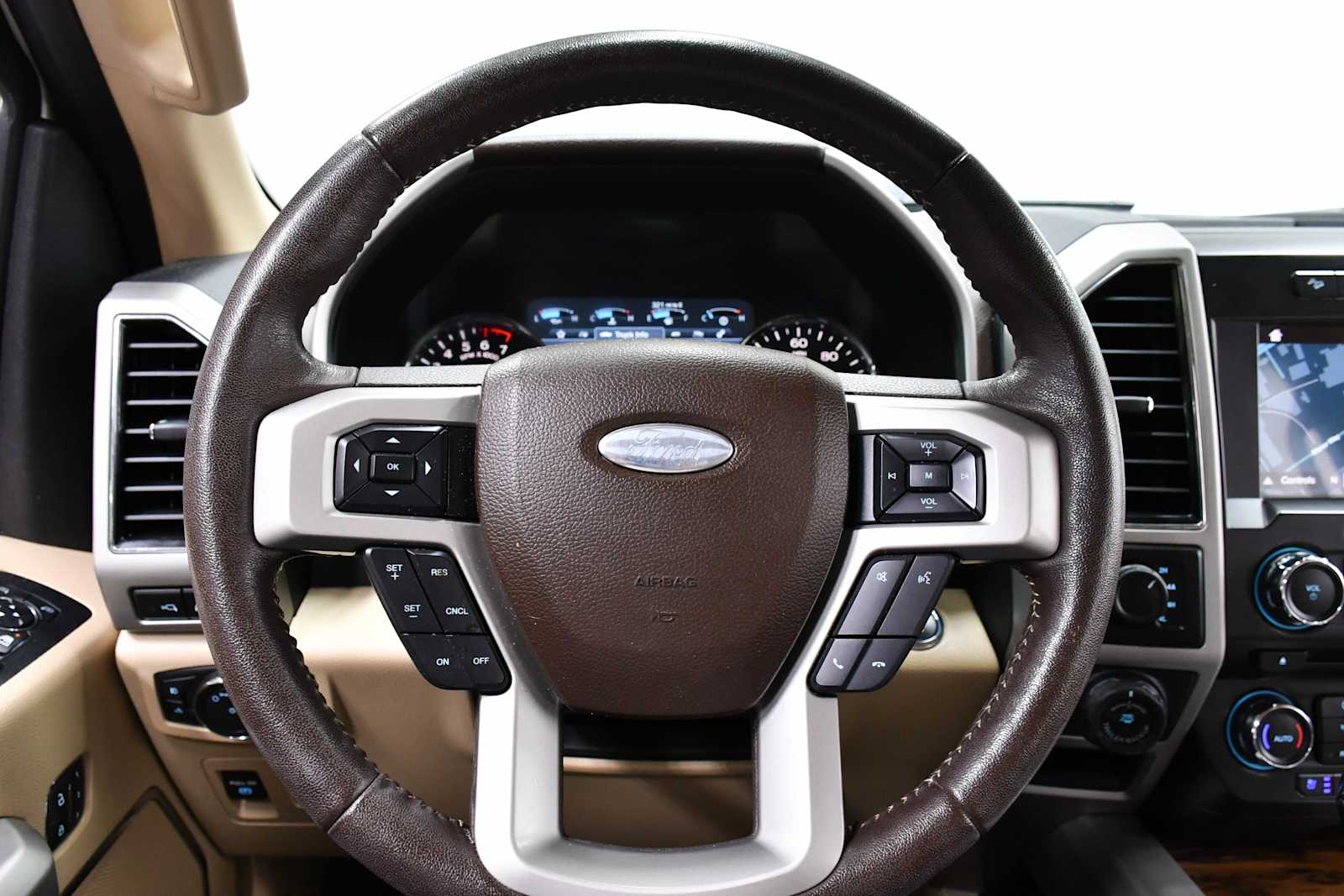 Used 2018 White Gold/Stone Gray Ford LARIAT image 17