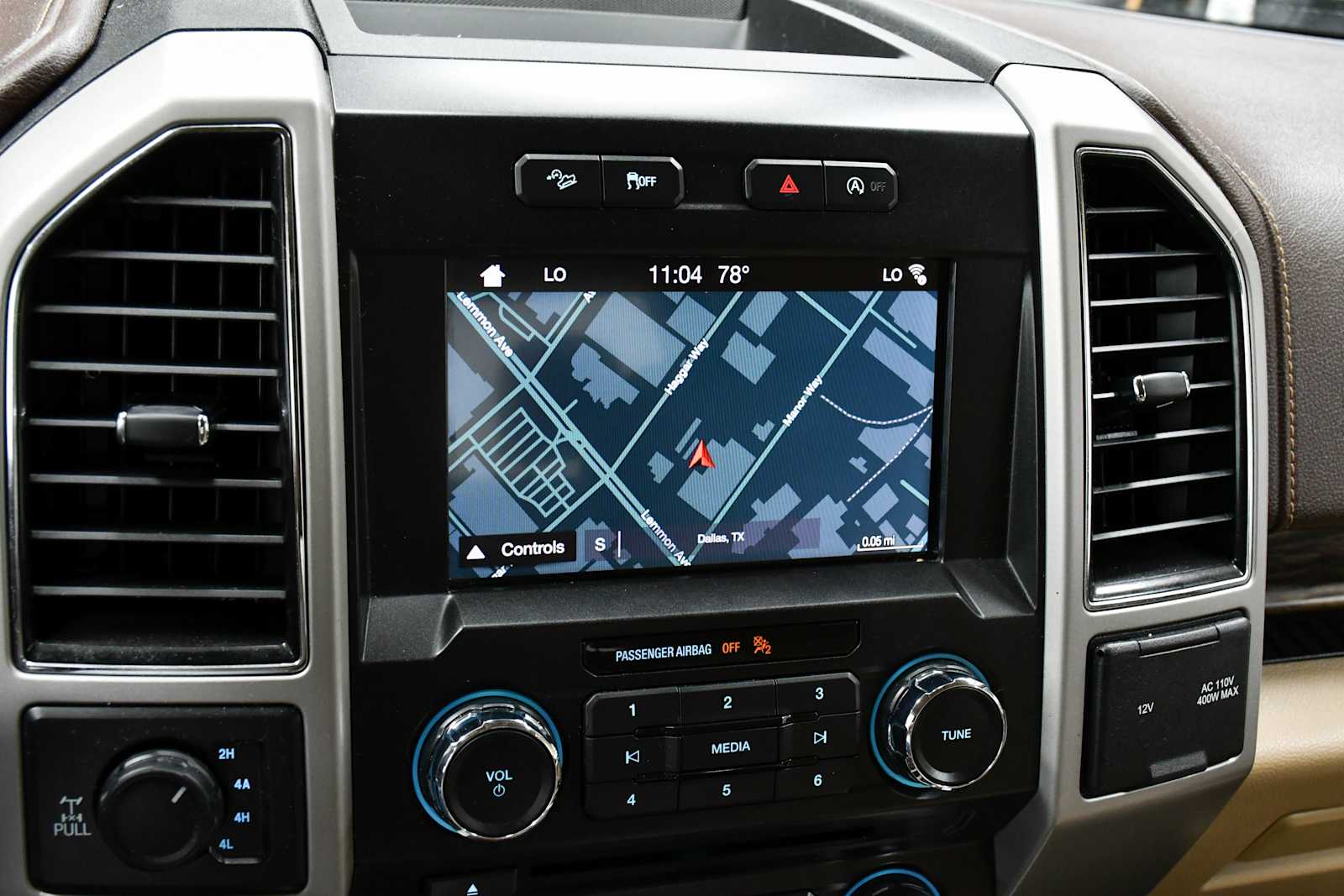 Used 2018 White Gold/Stone Gray Ford LARIAT image 19