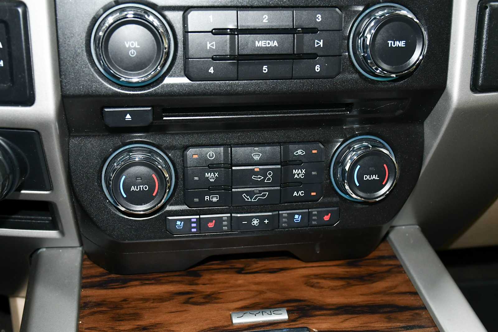 Used 2018 White Gold/Stone Gray Ford LARIAT image 23