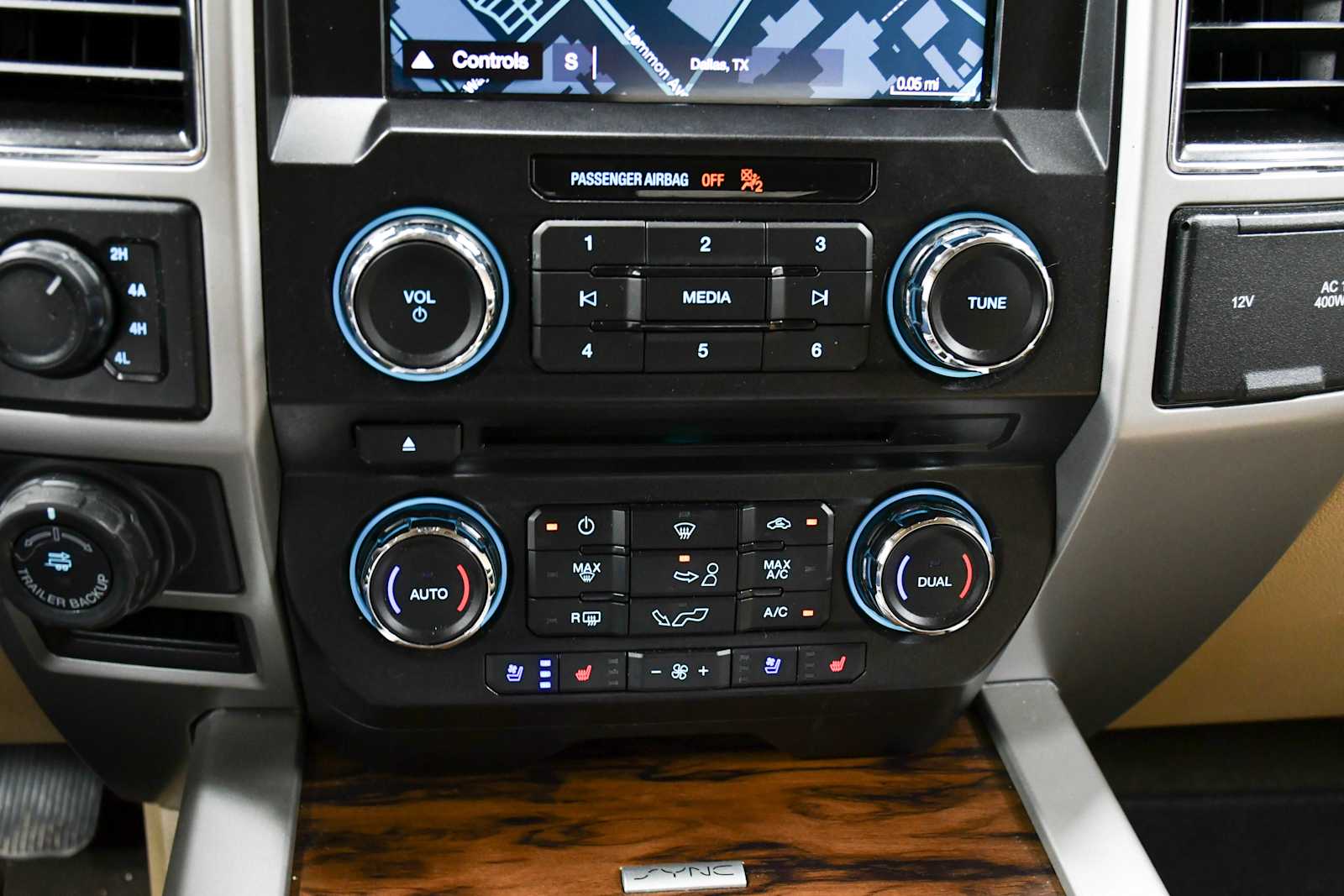 Used 2018 White Gold/Stone Gray Ford LARIAT image 21