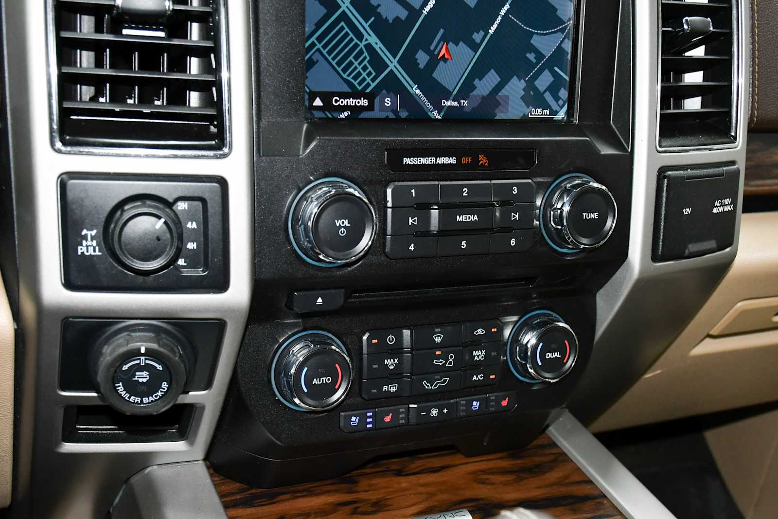 Used 2018 White Gold/Stone Gray Ford LARIAT image 22