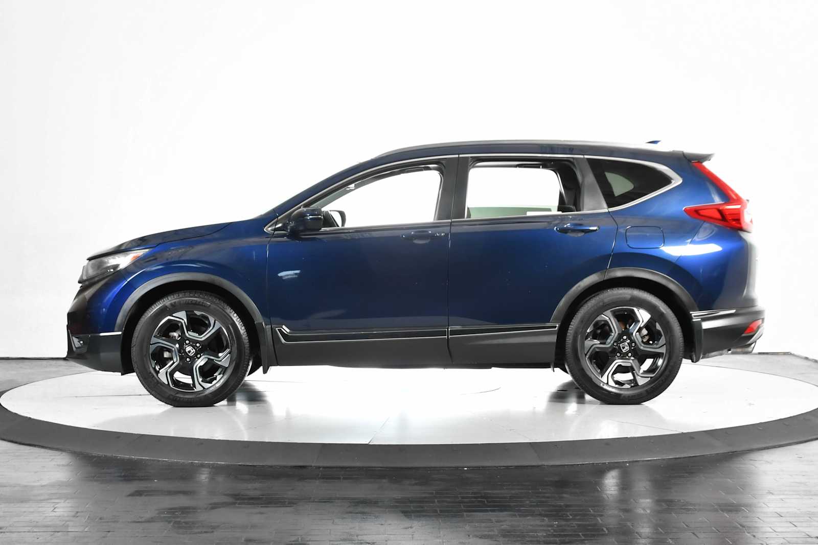 Used 2017 Obsidian Blue Pearl Honda Touring image 2