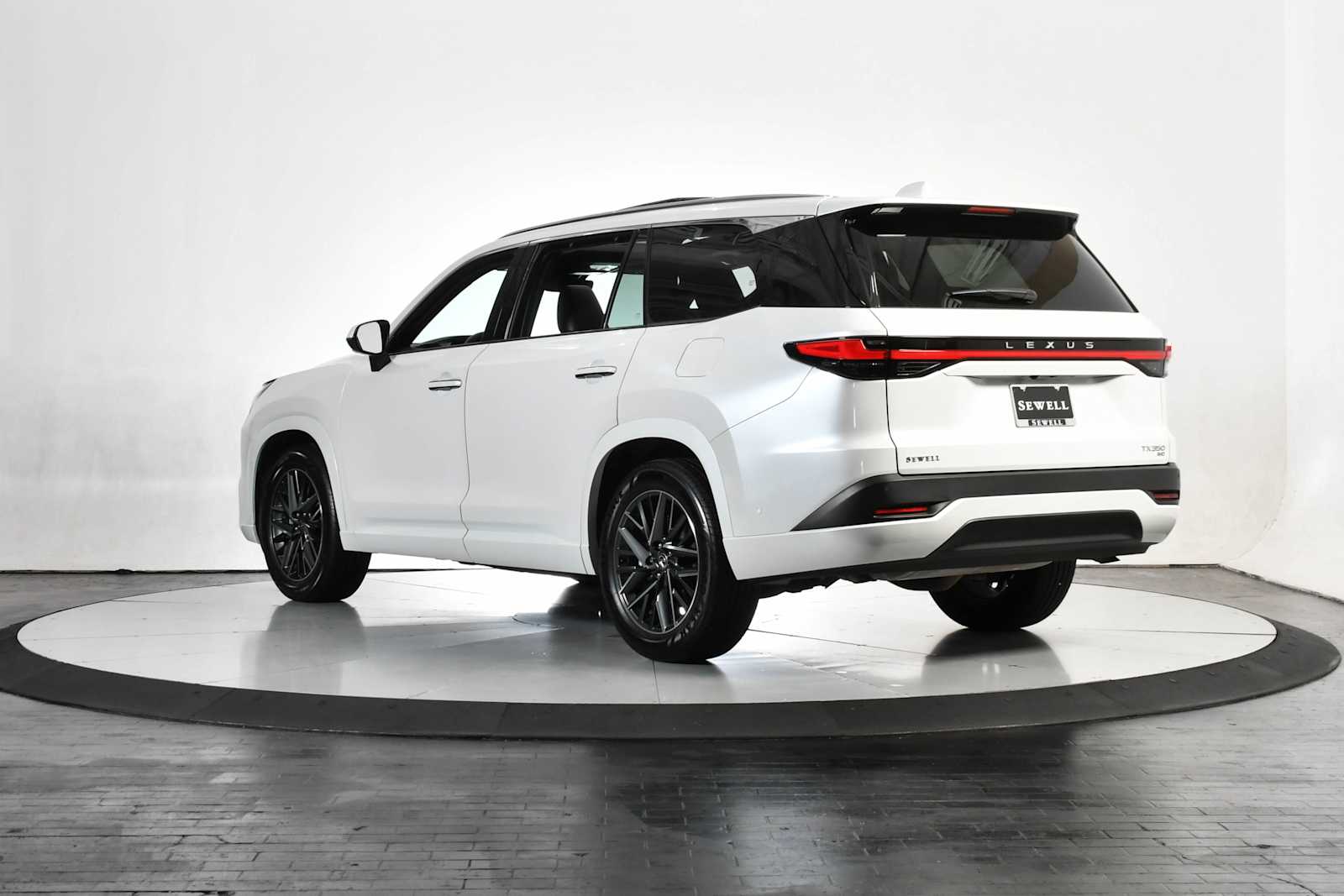 Used 2025 Wind Chill Pearl Lexus Premium image 3