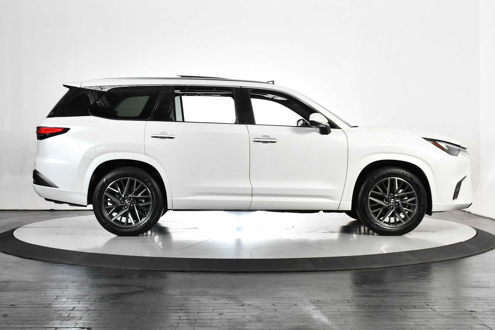 Used 2025 Wind Chill Pearl Lexus Premium image 6