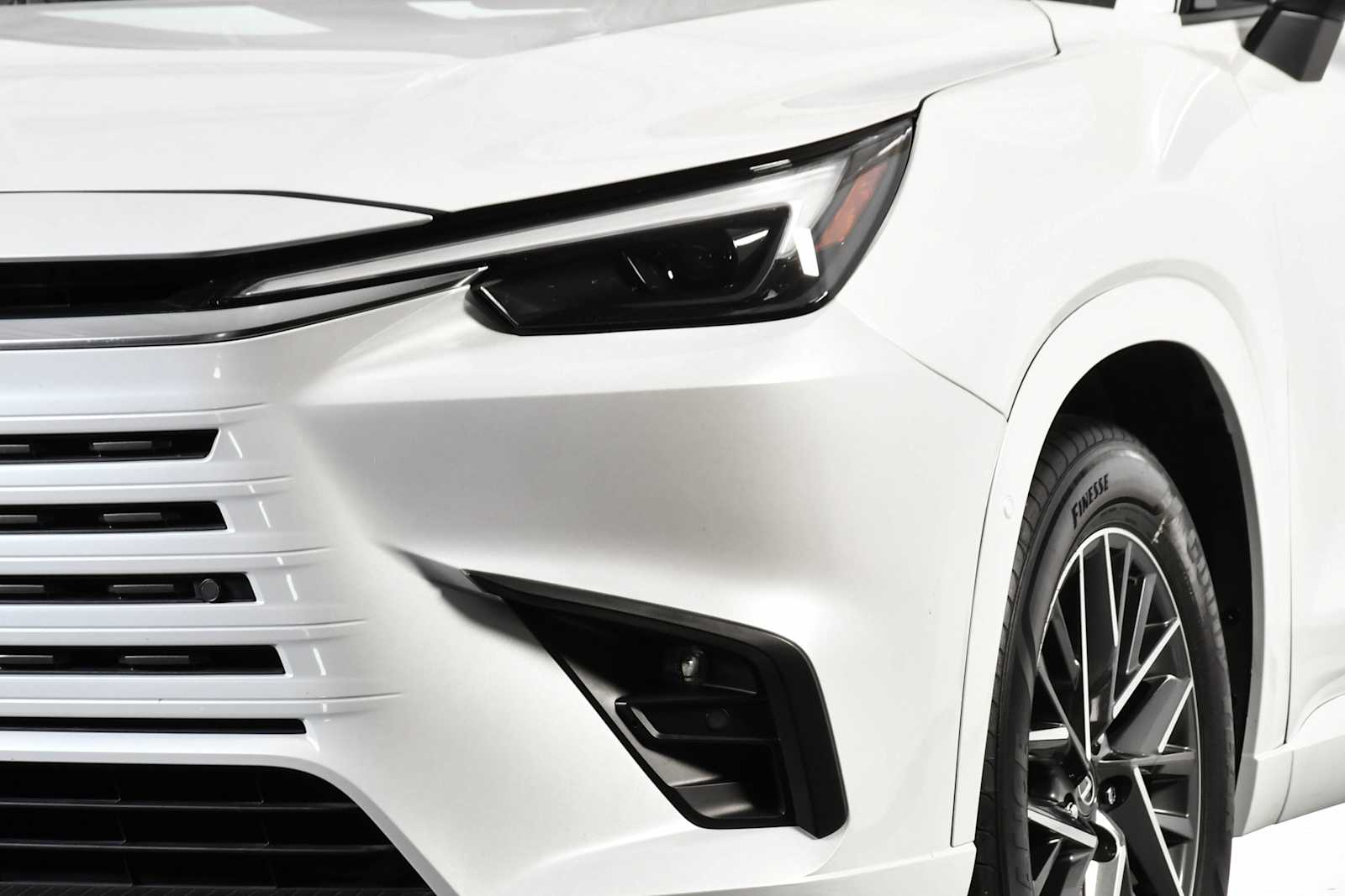 Used 2025 Wind Chill Pearl Lexus Premium image 9