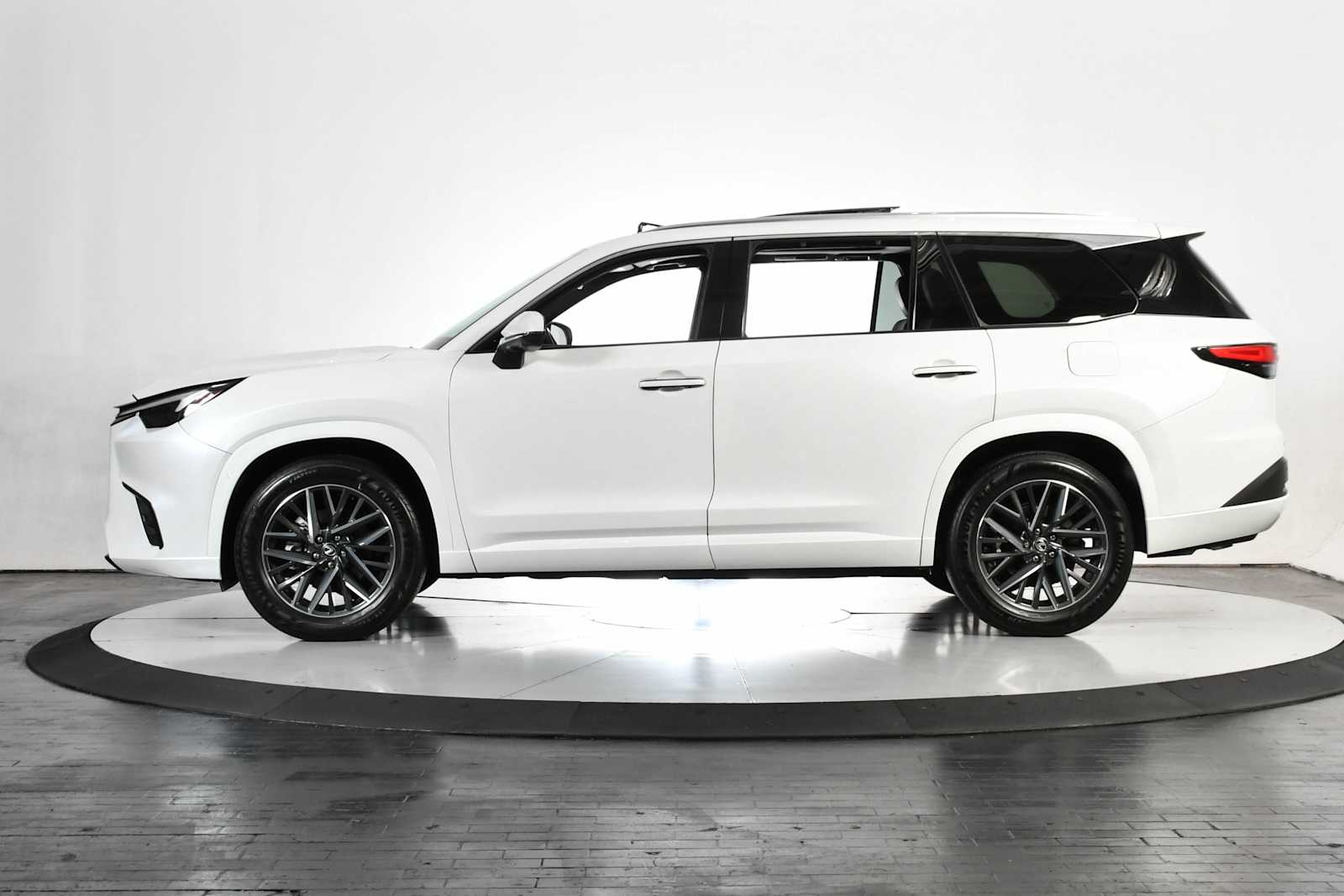 Used 2025 Wind Chill Pearl Lexus Premium image 2