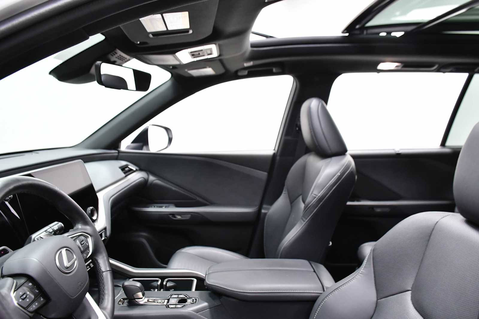 Used 2025 Wind Chill Pearl Lexus Premium image 11
