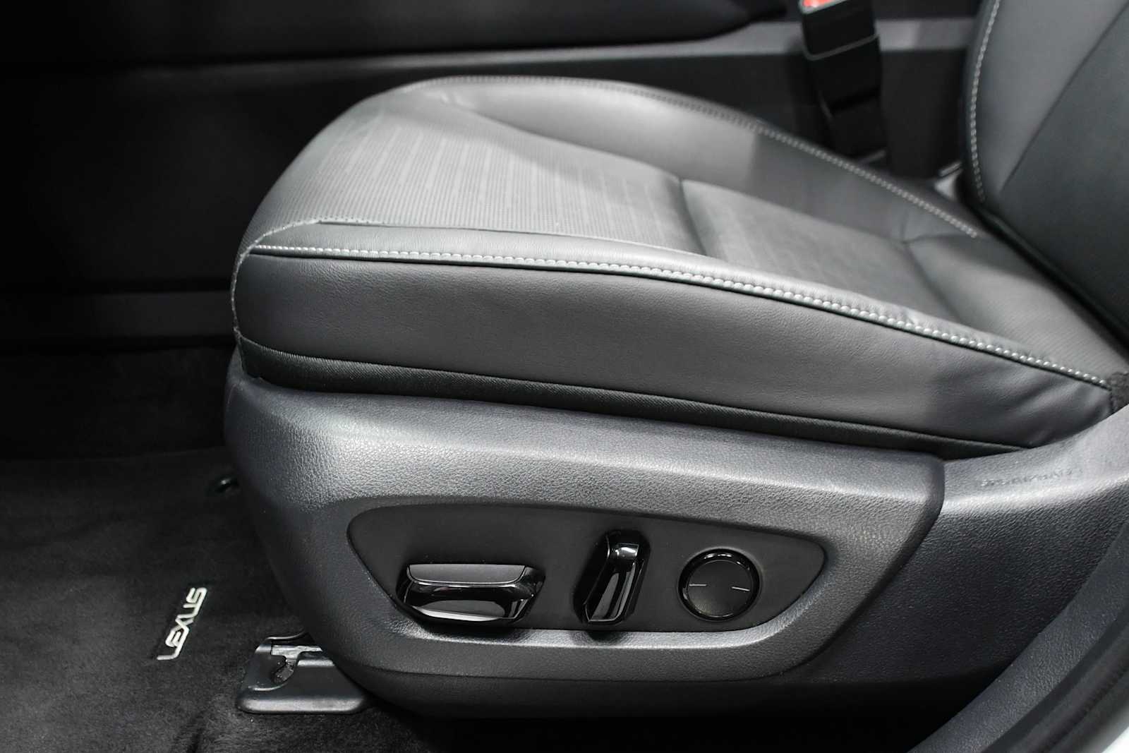 Used 2025 Wind Chill Pearl Lexus Premium image 14