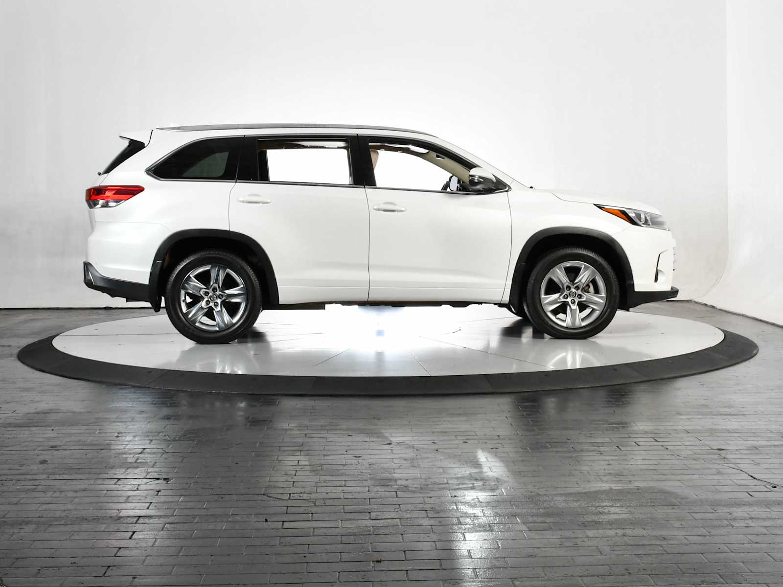 Used 2018 Blizzard Pearl Toyota Limited image 7