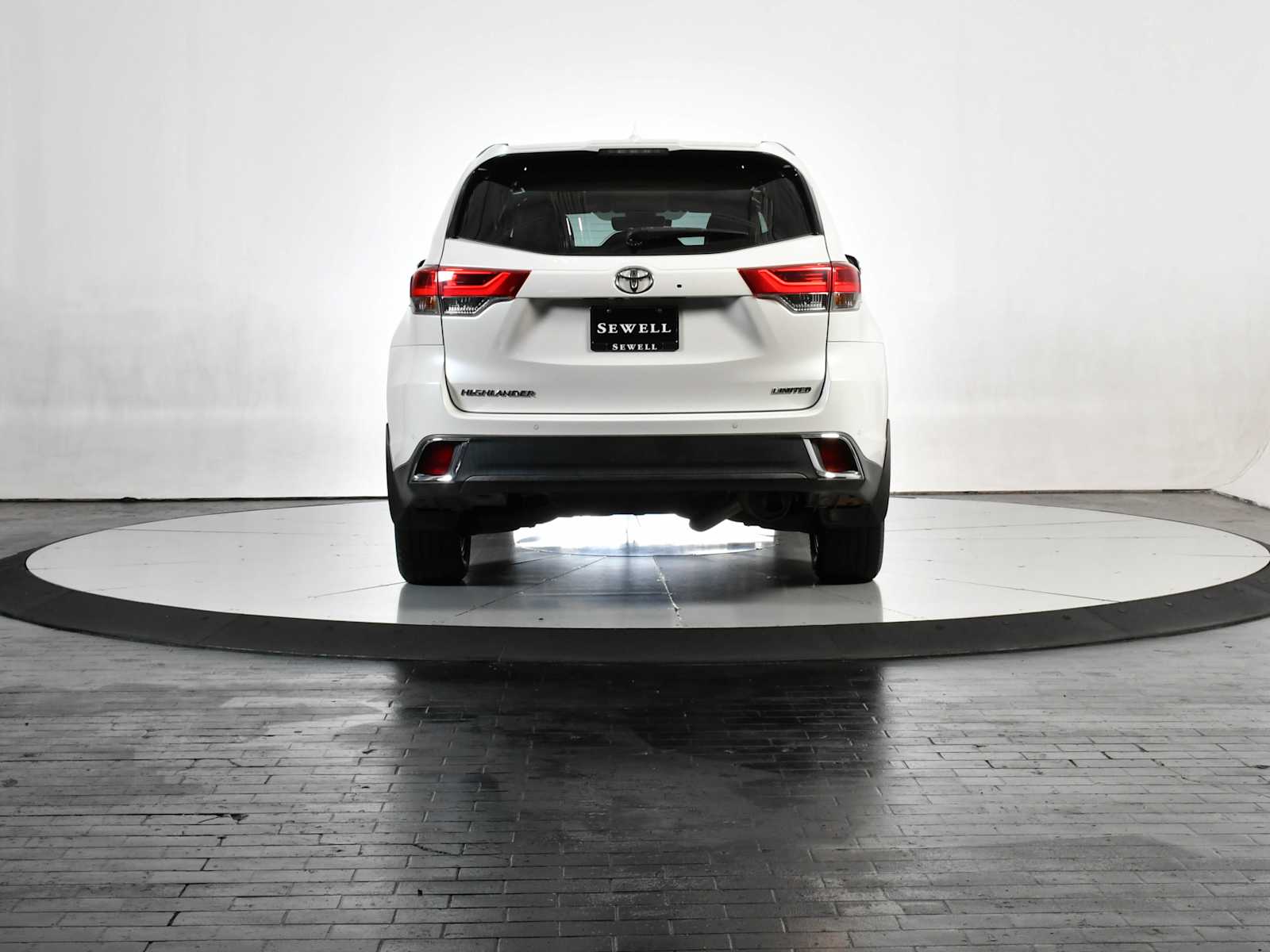 Used 2018 Blizzard Pearl Toyota Limited image 5