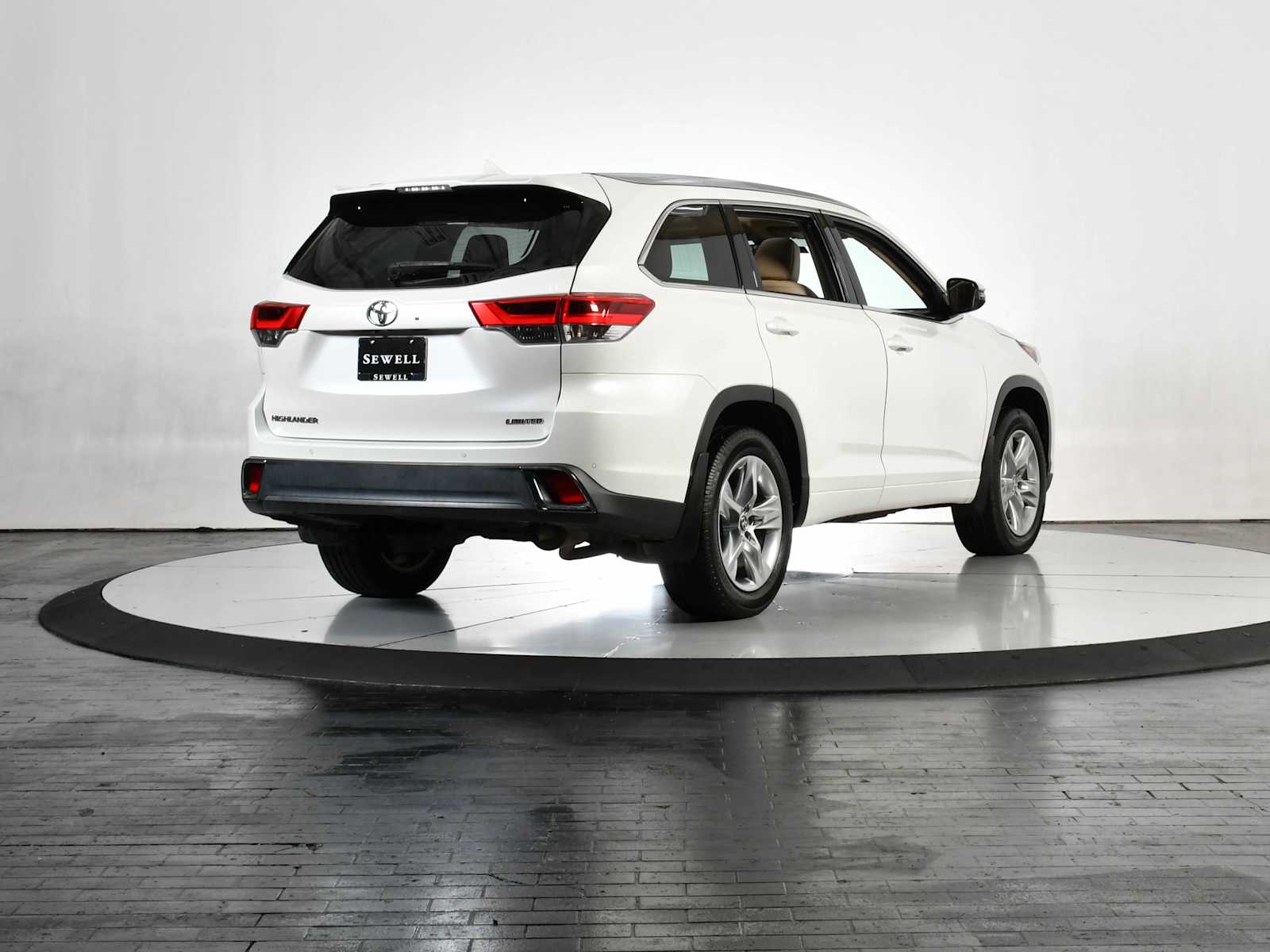 Used 2018 Blizzard Pearl Toyota Limited image 6