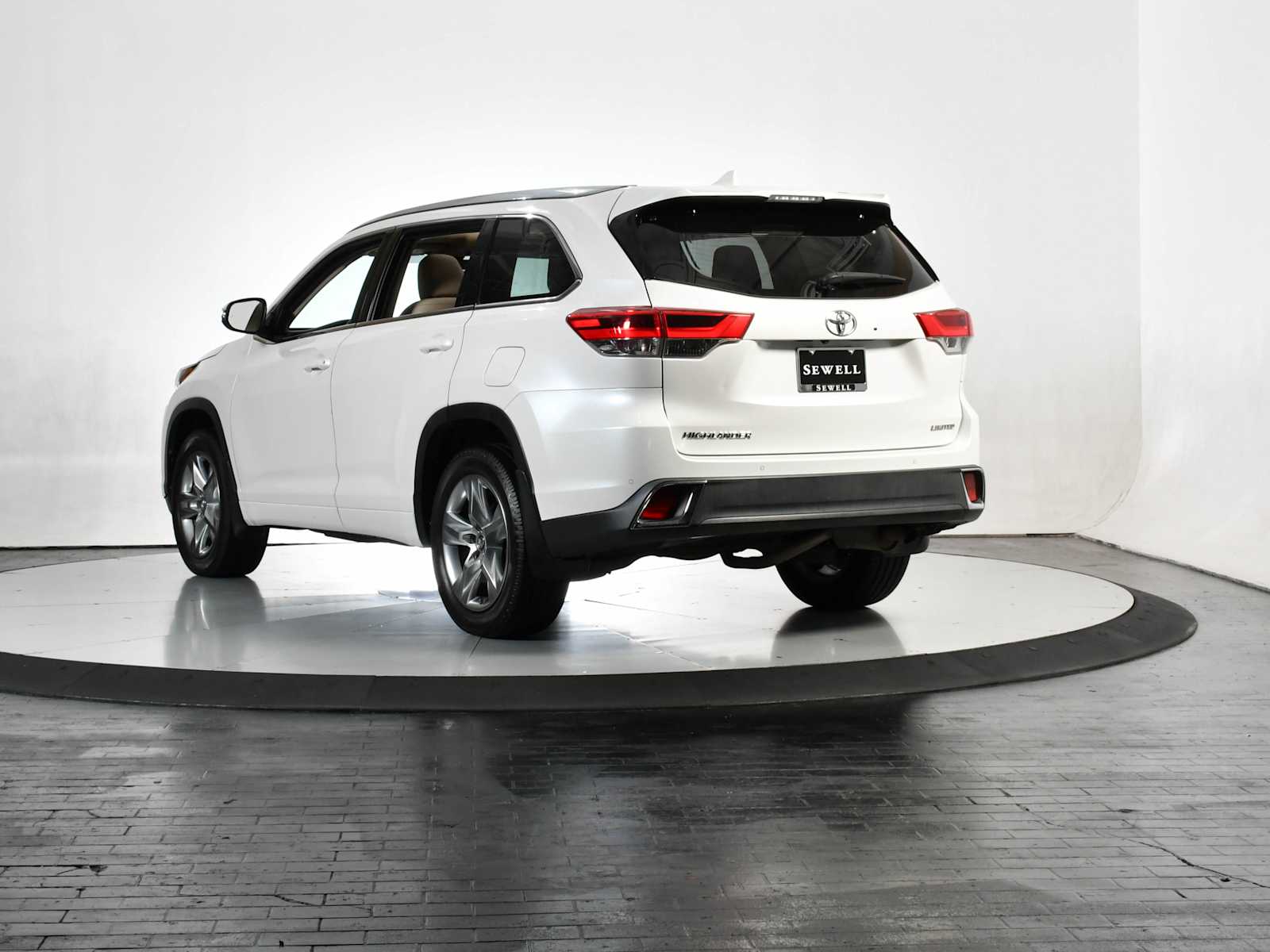 Used 2018 Blizzard Pearl Toyota Limited image 4