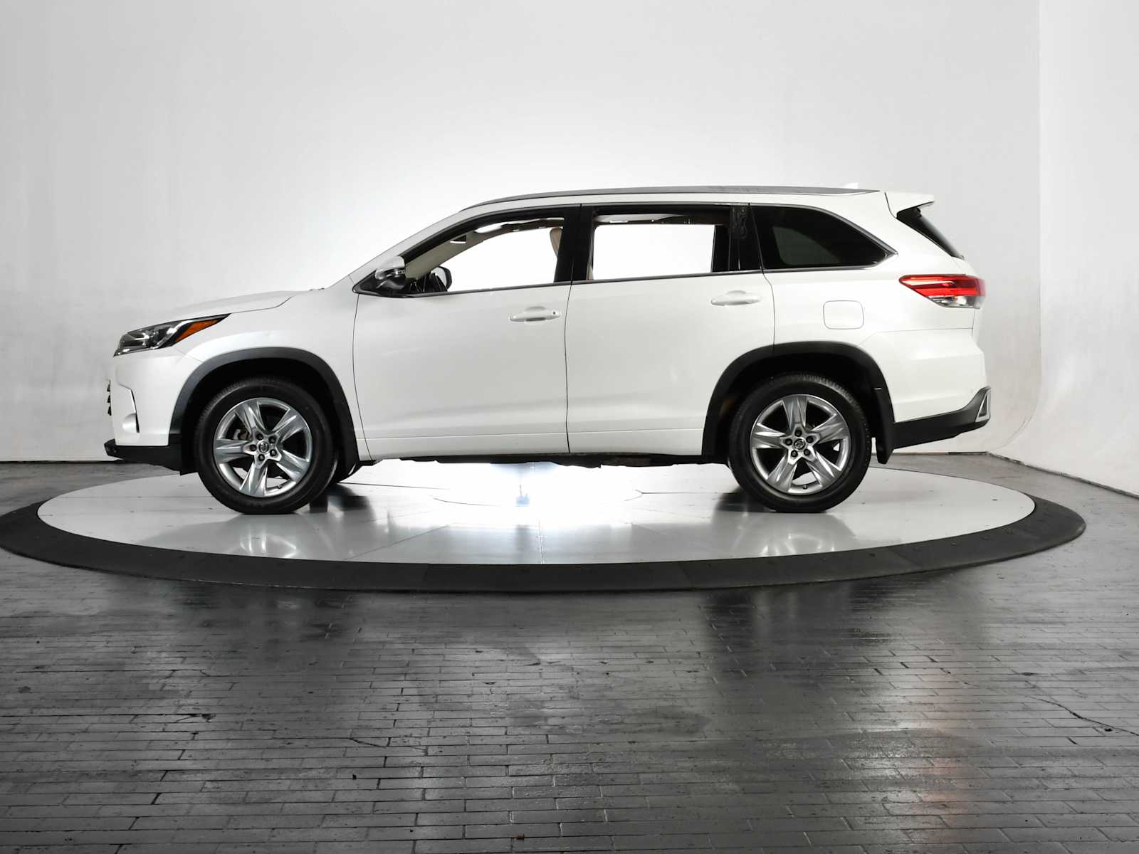 Used 2018 Blizzard Pearl Toyota Limited image 2