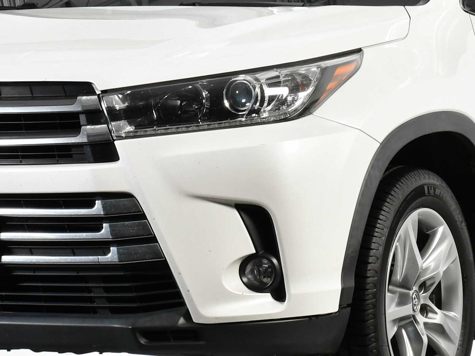 Used 2018 Blizzard Pearl Toyota Limited image 10
