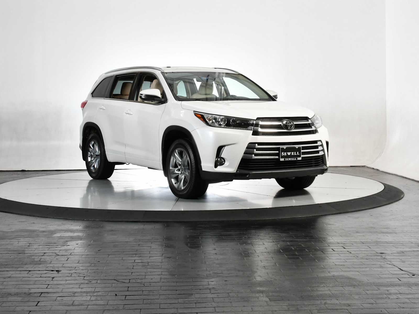 Used 2018 Blizzard Pearl Toyota Limited image 8