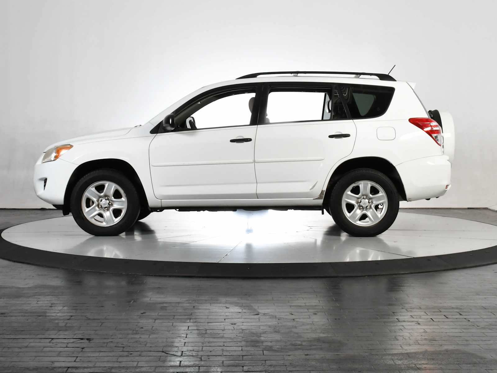 Used 2011 Super White Toyota  image 2