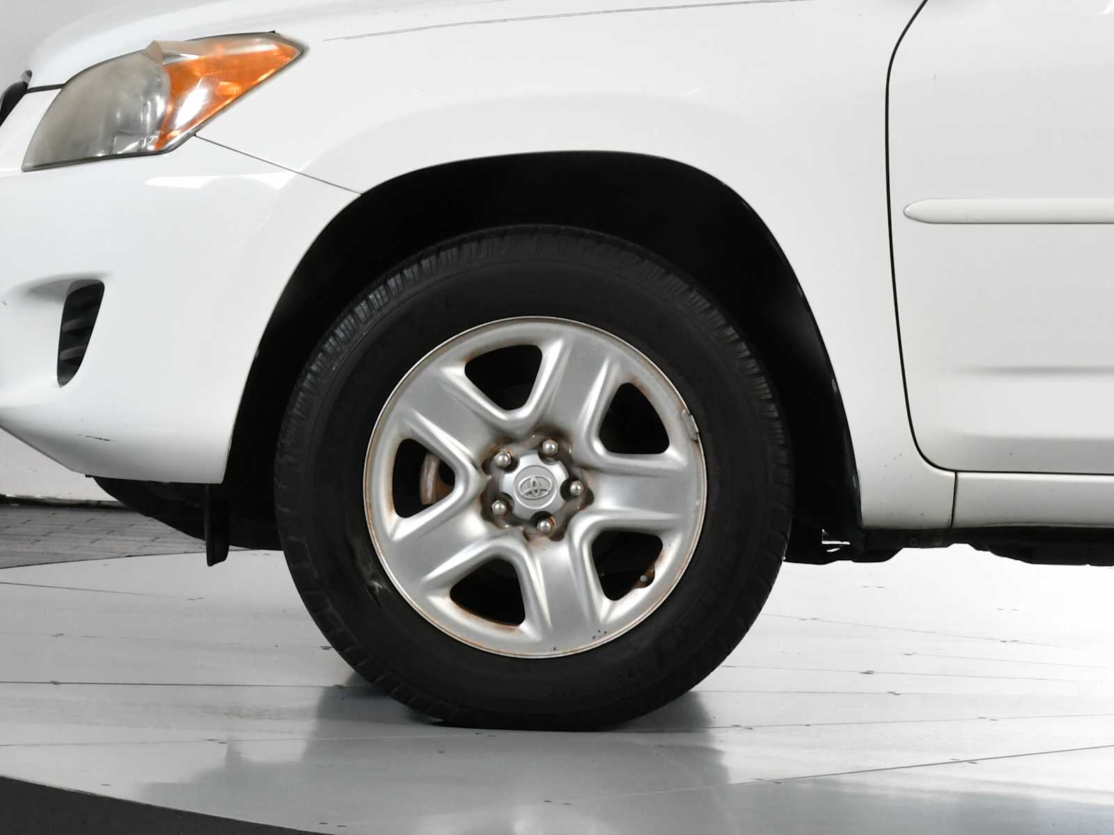 Used 2011 Super White Toyota  image 10