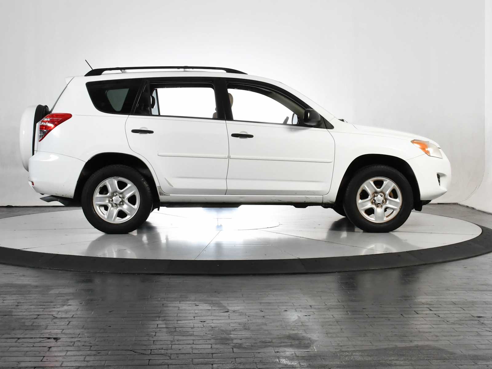 Used 2011 Super White Toyota  image 6