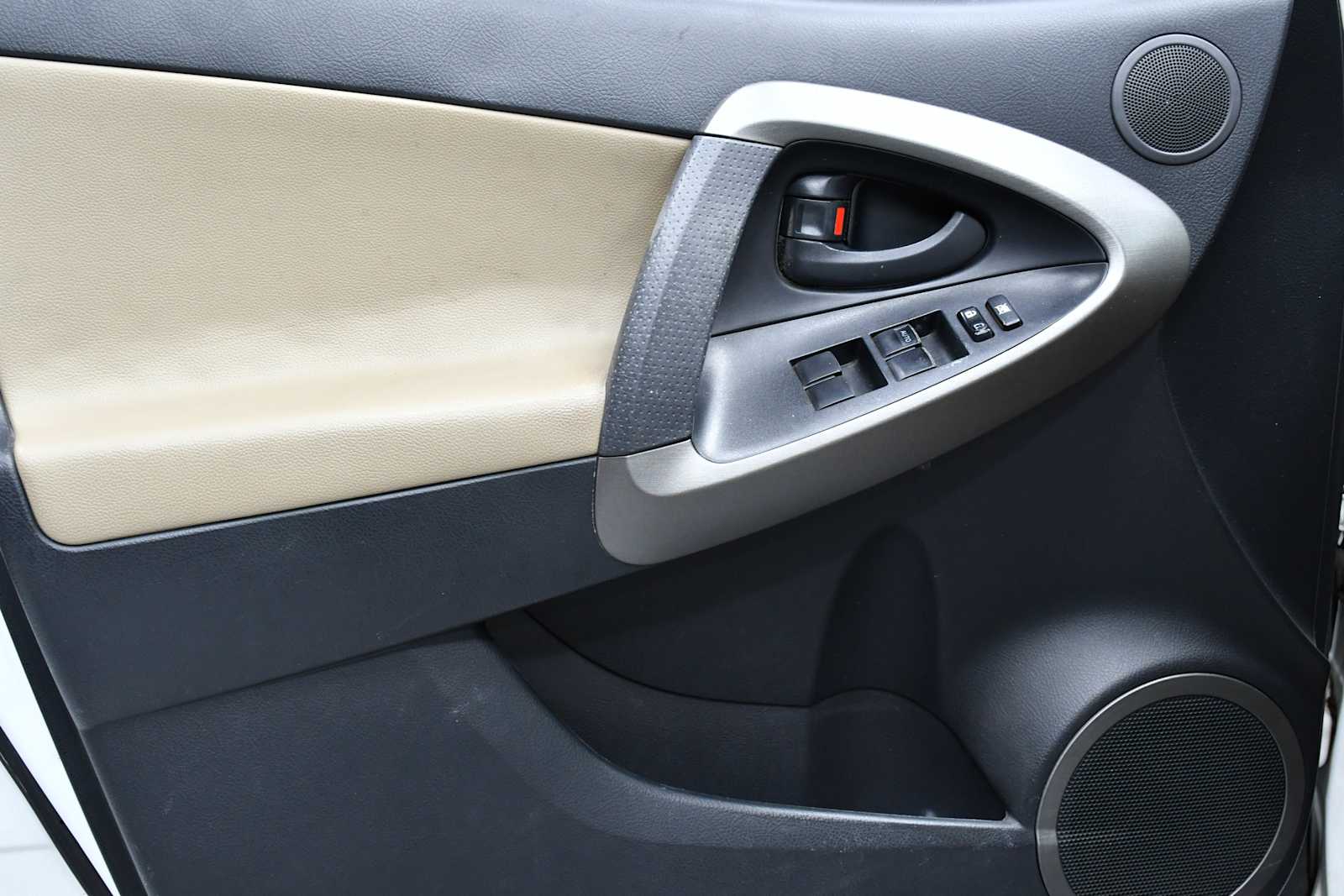 Used 2011 Super White Toyota  image 12
