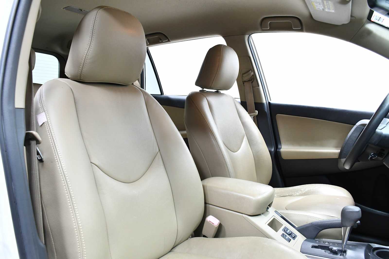 Used 2011 Super White Toyota  image 19