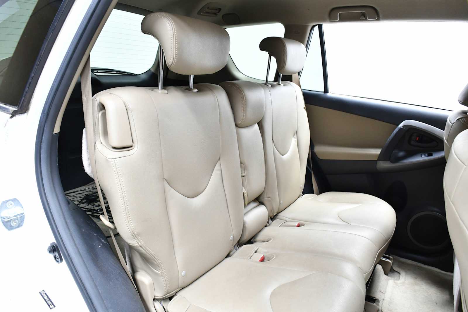 Used 2011 Super White Toyota  image 20