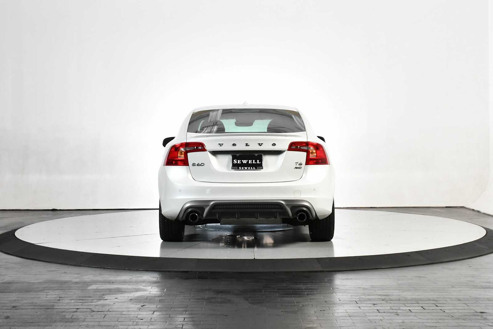 Used 2017 Crystal White Pearl Volvo R-Design Platinum image 4