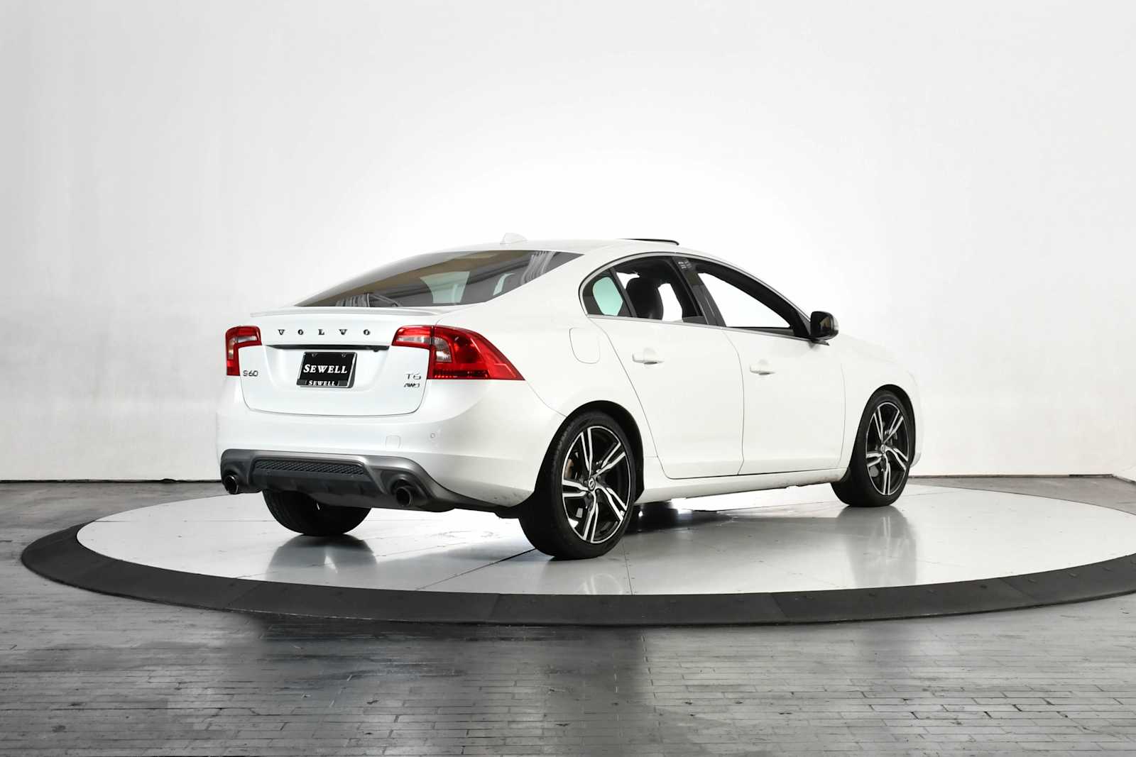 Used 2017 Crystal White Pearl Volvo R-Design Platinum image 5