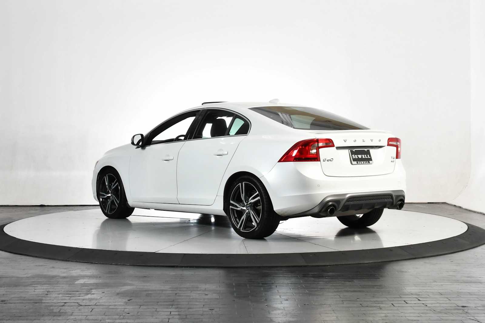 Used 2017 Crystal White Pearl Volvo R-Design Platinum image 3