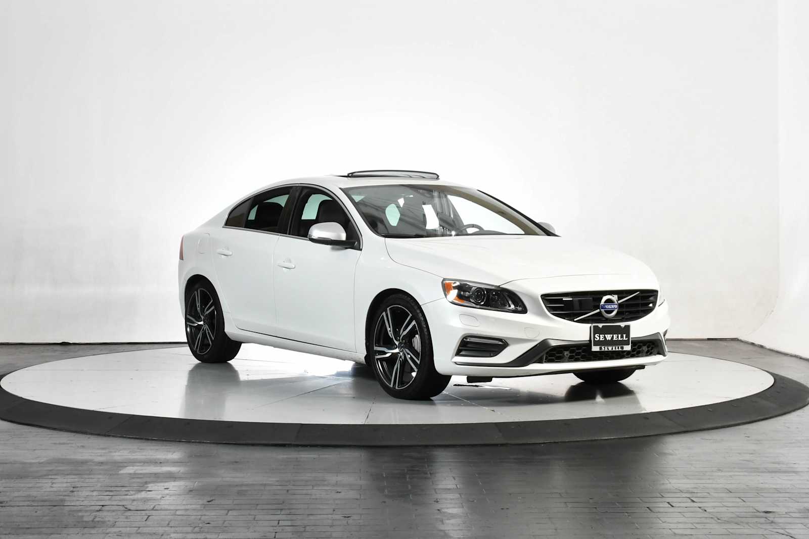 Used 2017 Crystal White Pearl Volvo R-Design Platinum image 7