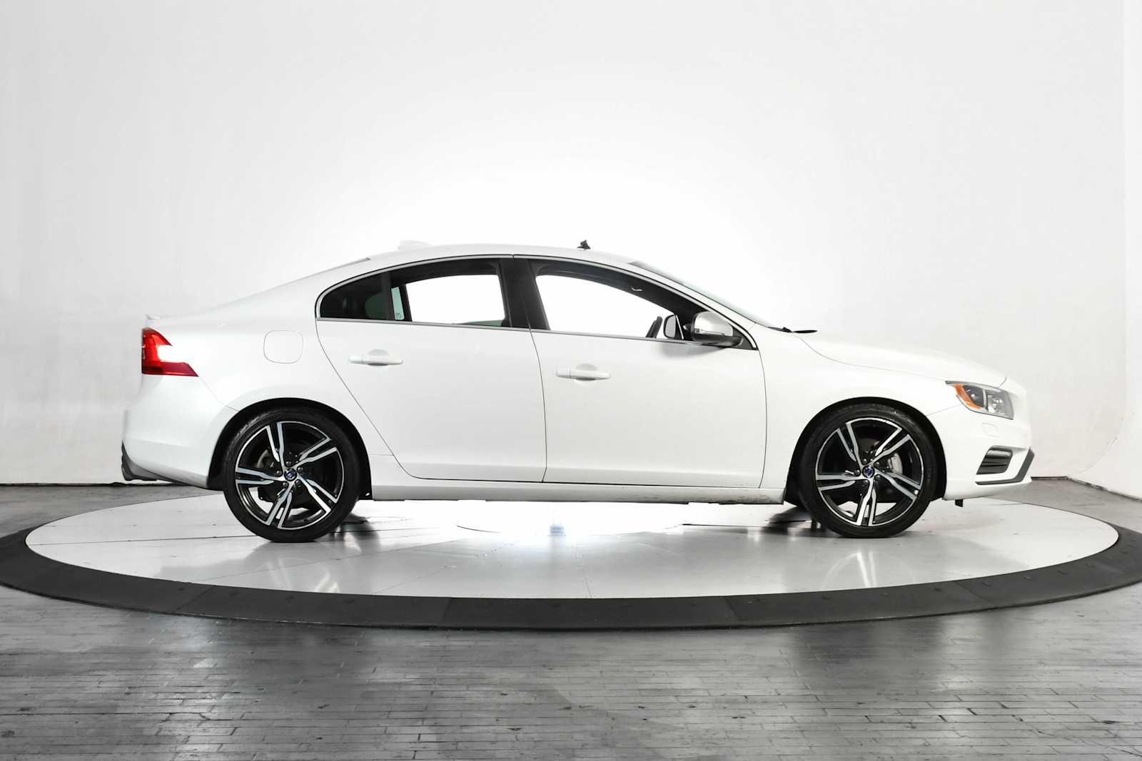 Used 2017 Crystal White Pearl Volvo R-Design Platinum image 6