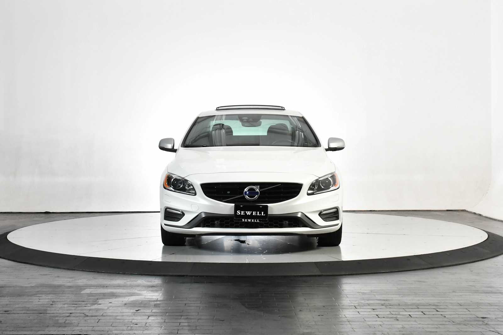 Used 2017 Crystal White Pearl Volvo R-Design Platinum image 8