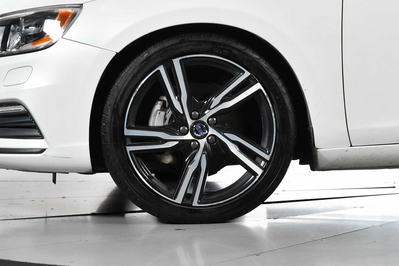 Used 2017 Crystal White Pearl Volvo R-Design Platinum image 9