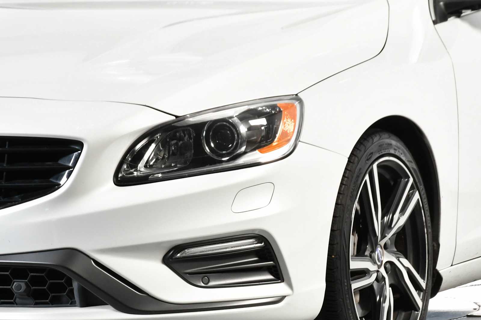 Used 2017 Crystal White Pearl Volvo R-Design Platinum image 10
