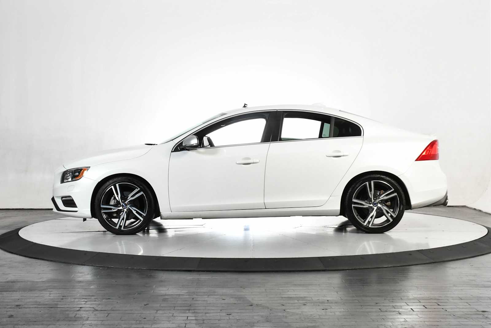 Used 2017 Crystal White Pearl Volvo R-Design Platinum image 2
