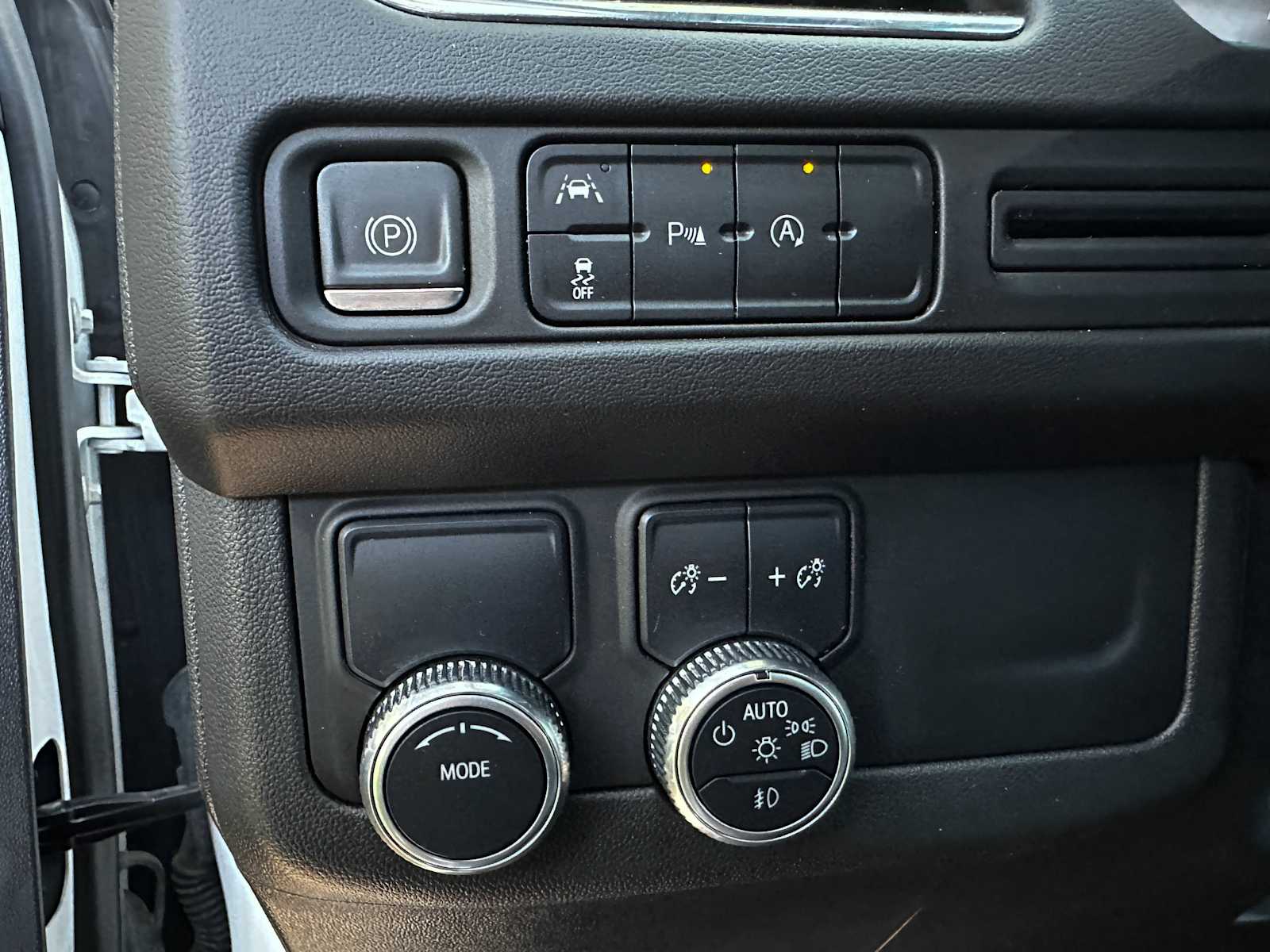 Used 2023 White Frost Tricoat GMC SLT image 16