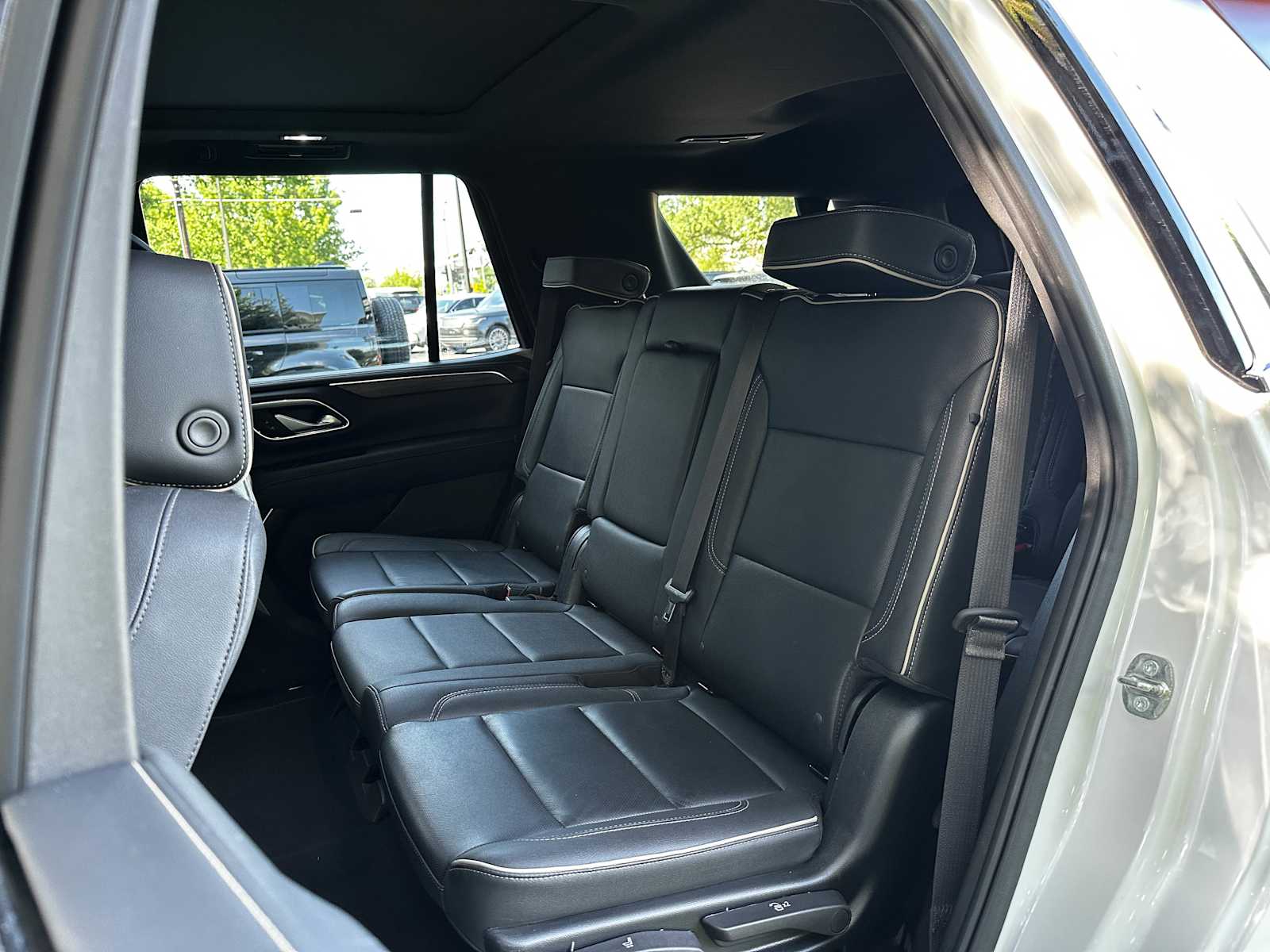 Used 2023 White Frost Tricoat GMC SLT image 23