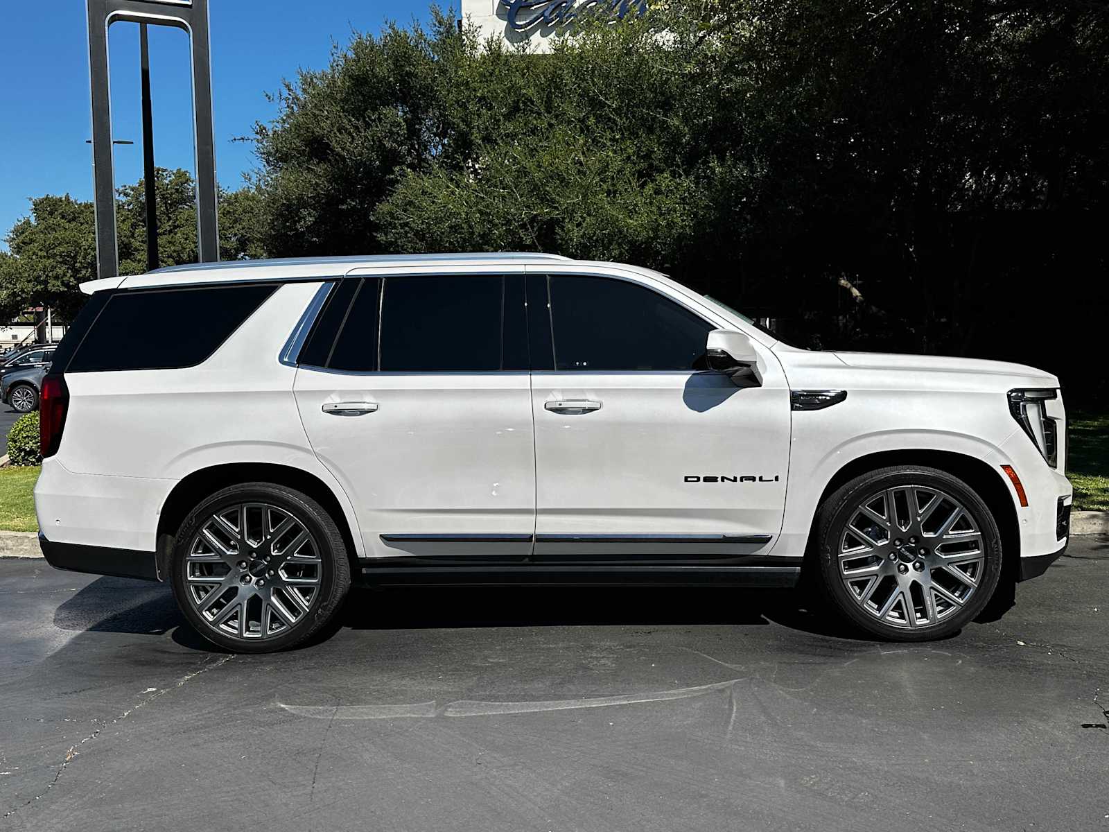 Used 2025 White Frost Tricoat GMC Denali Ultimate image 6