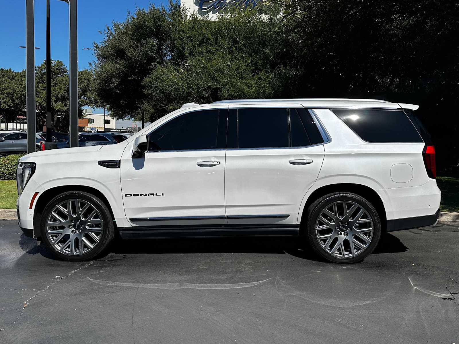 Used 2025 White Frost Tricoat GMC Denali Ultimate image 5