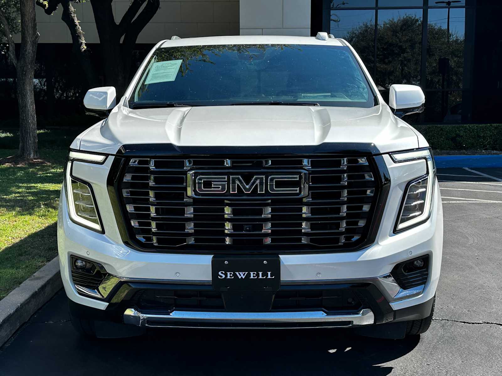 Used 2025 White Frost Tricoat GMC Denali Ultimate image 2