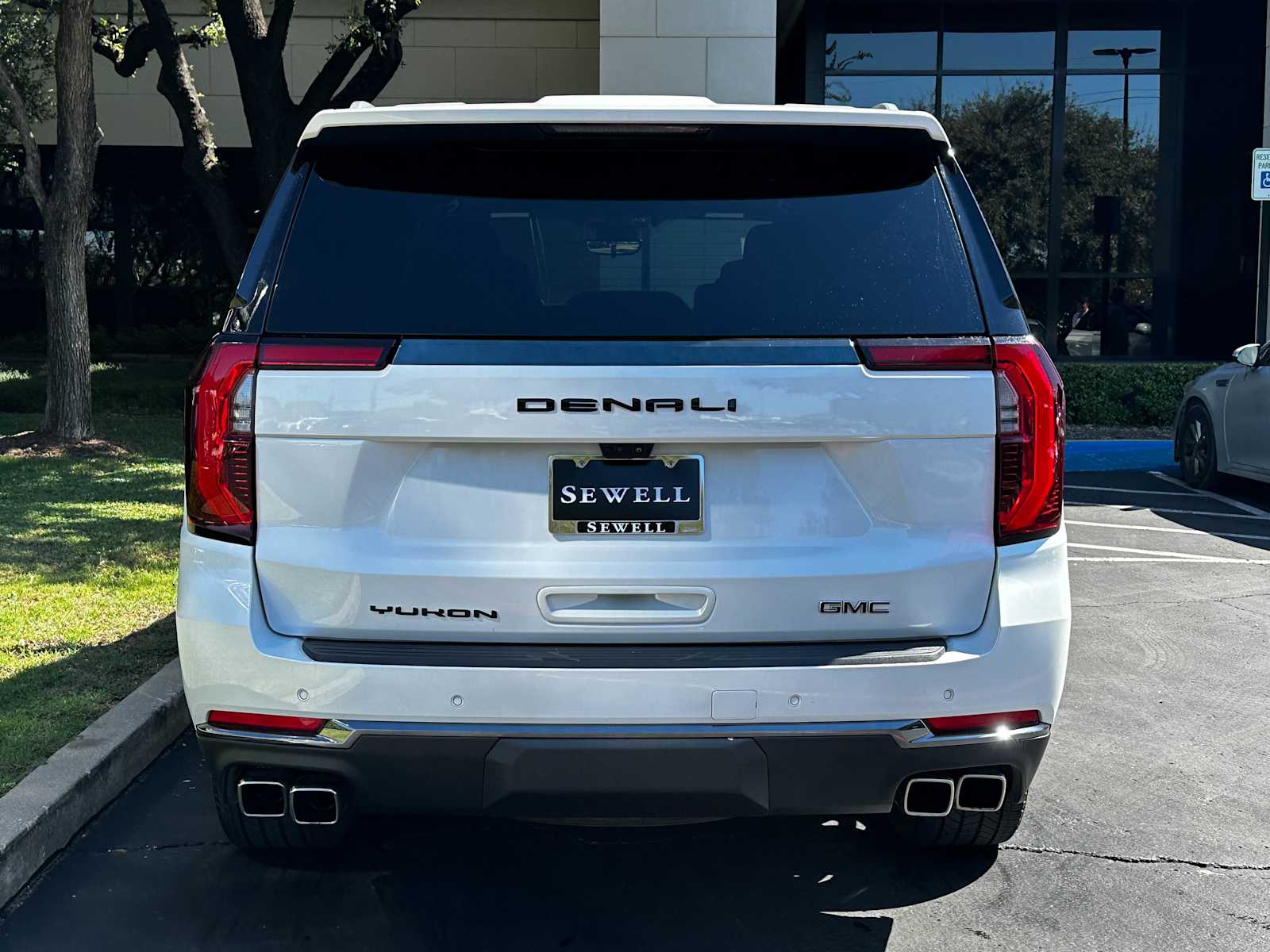 Used 2025 White Frost Tricoat GMC Denali Ultimate image 3
