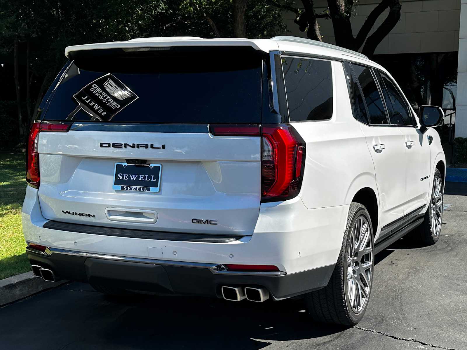 Used 2025 White Frost Tricoat GMC Denali Ultimate image 4